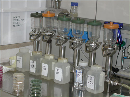 Rampa per la filtrazione dei campioni d’acqua con imbuti (Foto: Agenzia provinciale per l’ambiente, 2015)