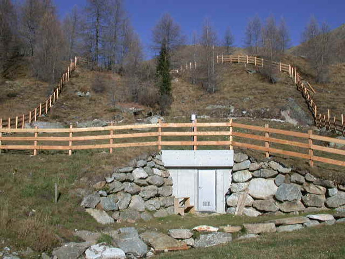 Zone I a protezione delle sorgenta Altfasstal (Foto: Agenzia provinciale per l'ambiente e la tutela del clima, Uff. Gestione sostenibile delle risorse idriche, 2011)
