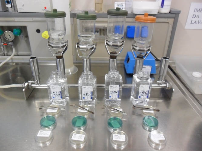 Rampa di filtrazione, campioni d’acqua e piastre di Petri con terreni selettivi (Foto: Agenzia provinciale per l’ambiente, 2015)