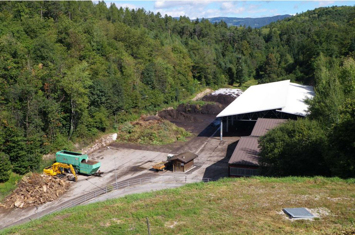 Impianto di compostaggio di Appiano - Cumuli all'aperto di rifiuti organici e rifiuti verdi (Fonte: Agenzia provinciale per l'ambiente e la tutela del clima)