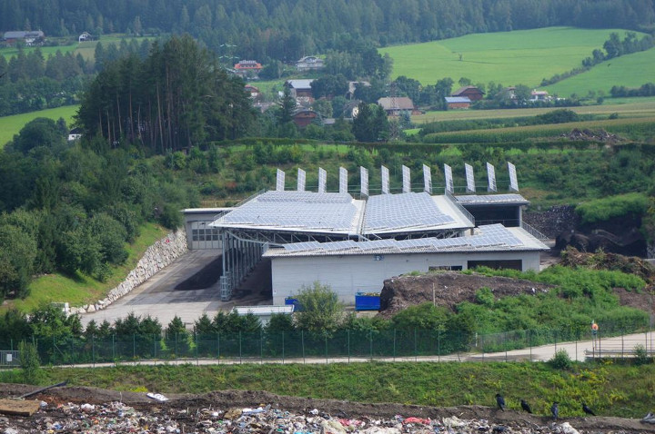 Impianto di compostaggio di Brunico - Cumuli all'aperto di rifiuti organici e rifiuti verdi con insufflazione forzata di aria (Fonte: Agenzia provinciale per l'ambiente e la tutela del clima)