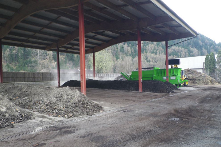 Impianto di compostaggio di Campo Tures - Cumuli all'aperto di rifiuti organici e rifiuti verdi (Fonte: Agenzia provinciale per l'ambiente e la tutela del clima)