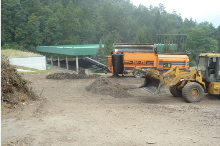 Impianto di compostaggio di Naturno - Cumuli all'aperto di rifiuti verdi (Fonte: Agenzia provinciale per l'ambiente e la tutela del clima)