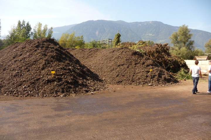 Compostaggio rifiuti verdi a Sinigo - Compostaggio rifiuti verdi della ditta Erdbau, Sinigo (BZ) (Fonte: Agenzia provinciale per l'ambiente e la tutela del clima)