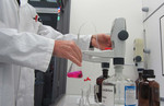 Titolazione acido-base in un'analisi di campioni alimentari (Foto: Agenzia provinciale per l'ambiente; A. Ferrari; 2015)