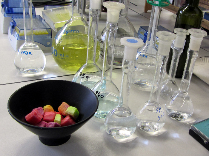 Ricerca di coloranti sintetici in caramelle (Foto: Agenzia provinciale per l'ambiente, A.Ferrari)