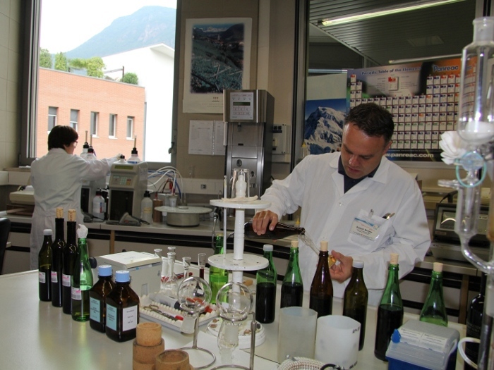 Analisi dei vini (Foto: Agenzia provinciale per l'ambiente, A. Ferrari)