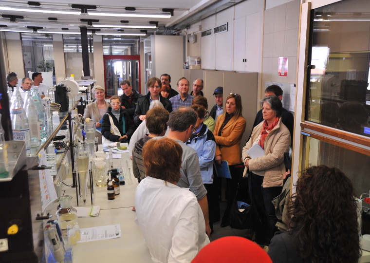 22 marzo2011: visita al laboratorio analisi acque (Foto: Agenzia provinciale per l'ambiente)