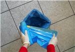 Per la raccolta dei rifiuti si devono utilizzare almeno due sacchetti uno dentro l’altro; utilizzare sempre guanti monouso (Foto: Agenzia provinciale per l’ambiente e la tutela del clima, Nadia Franzoi)