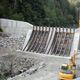 La costruzione della nuova barriera di protezione lungo il Rio Tina