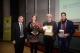 L’assessore provinciale Florian Mussner premia i rappresentanti di Ökoinstitut Südtirol/Alto Adige che ha ottenuto il 1° posto nella categoria attività e impegno (Foto: Ufficio Stampa Provincia TN)