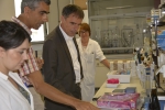 L’assessore Richard Theiner a colloquio con il direttore Luca D’Ambrosio durante la visita al Laboratorio analisi alimenti