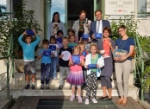 EcoPausa: l’assessore Richard Theiner consegna i box per la merenda ai bambini della scuola San Quirino di Bolzano