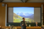 L’assessore Richard Theiner durante il suo intervento nel corso della discussione pubblica di Bressanone