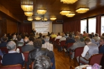 Sala gremita a Brunico per la discussione pubblica su urbanistica, paesaggio e sviluppo del territorio