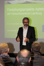 Il direttore del Centro Laimburg Oberhuber durante la presentazione dei progetti di ricerca sugli scopazzi del melo