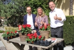 Thomas Psenner, Denise Karbon e il direttore dei Giardini di Castel Trauttmansdorff, Günther Pertoll, con la pianta dell’anno 2015